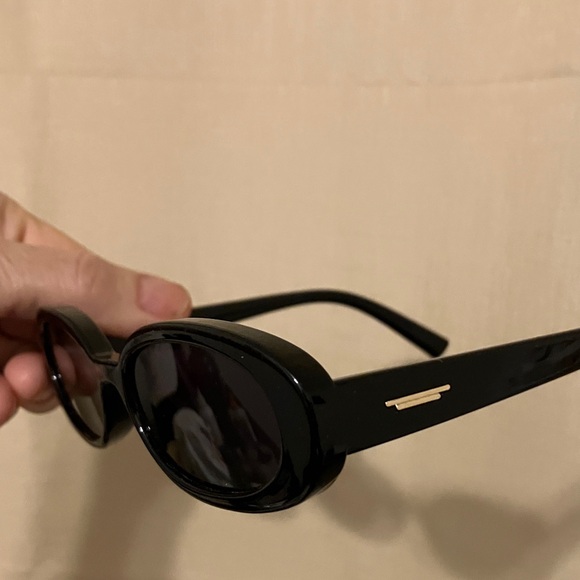 Bali Black Oval Polarized Women’s Sunglasses - Picture 2 of 4